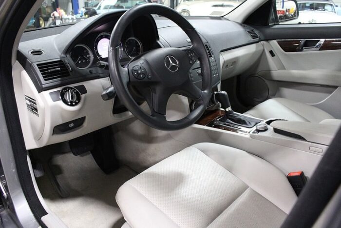 Mercedes-Benz C300 2009 - Image 12