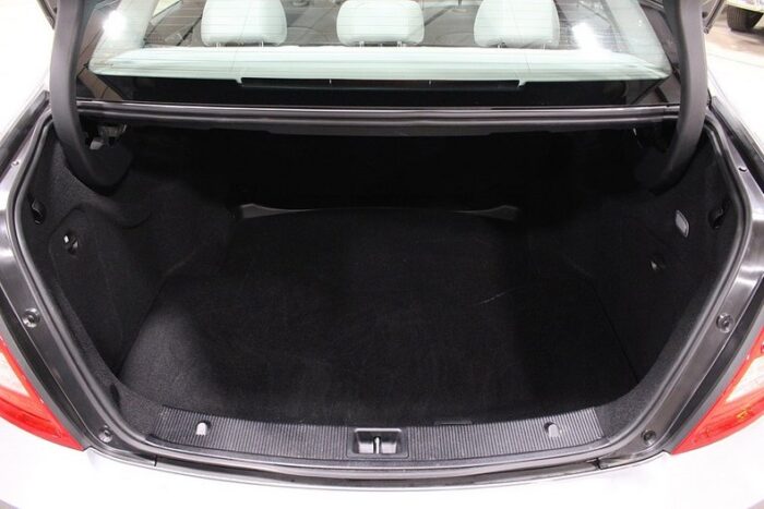 Mercedes-Benz C300 2009 - Image 17