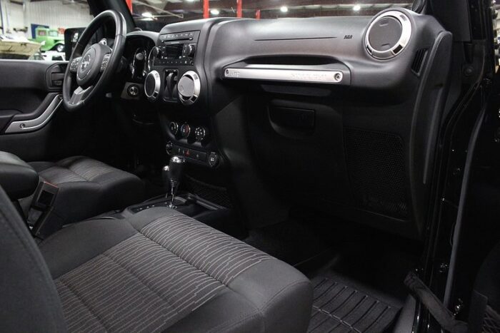 Jeep Wrangler Sahara 2012 - Image 10