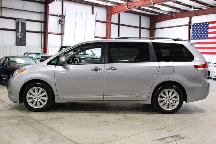Toyota Sienna 2012 - Image 2