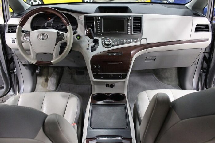 Toyota Sienna 2012 - Image 12