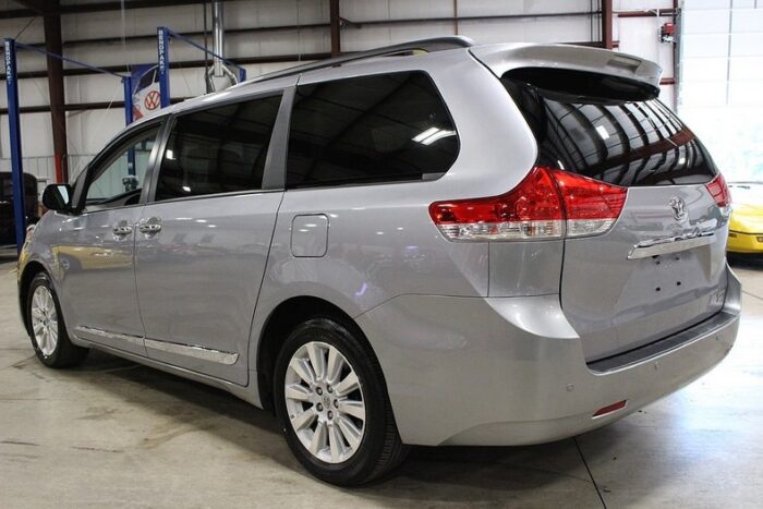 Toyota Sienna 2012 - Image 3