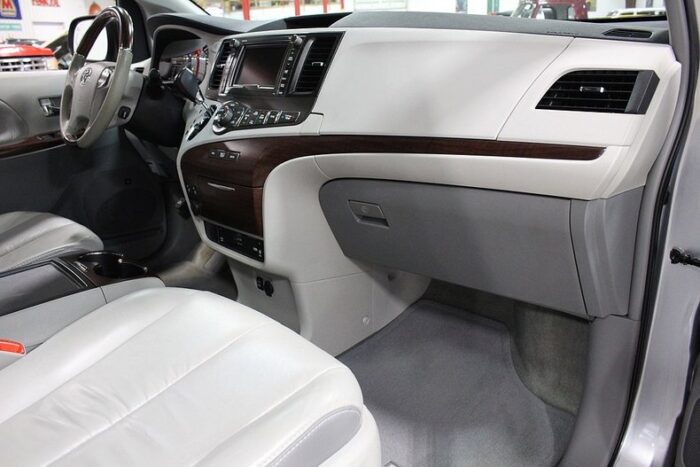Toyota Sienna 2012 - Image 9